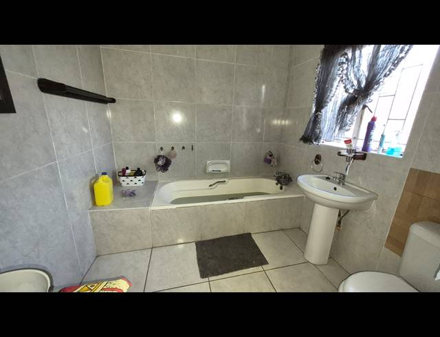 3 BEDROOM HOUSE TO LET IN MODEL PARK